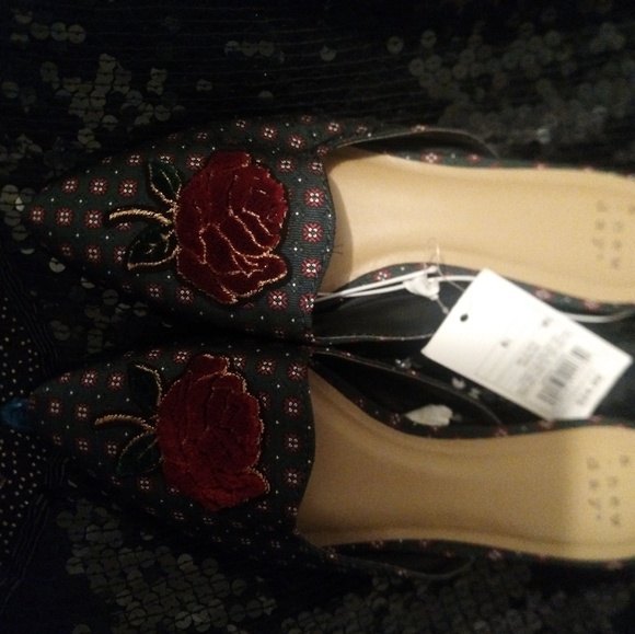 Red rose a new day ladies shoes - Picture 2 of 3